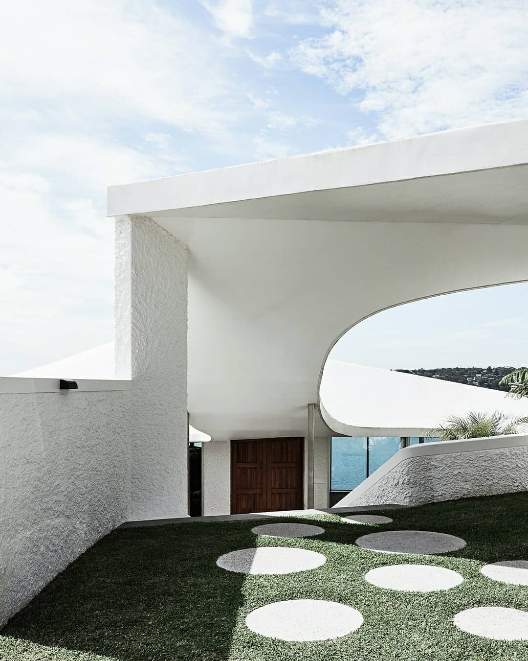 A Ruben Lane építész által 1969-ben tervezett és 1973-ban befejezett Cove House egy tengerparti ház, amelynek kertje kiemeli az íveket és felerősíti a hatást