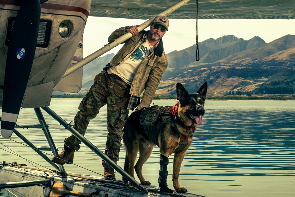 Megjelent az első, hatásos előzetes Brad Pitt „feszült” túlélő-thrilleréhez, amelyben egy nagyon aranyos kutya is szerepel