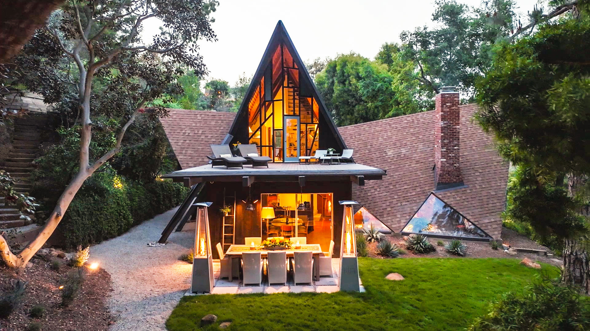 Egy varázslatos Los Angeles-i otthon belseje, amely egy mesekönyvben is helyet kaphatna