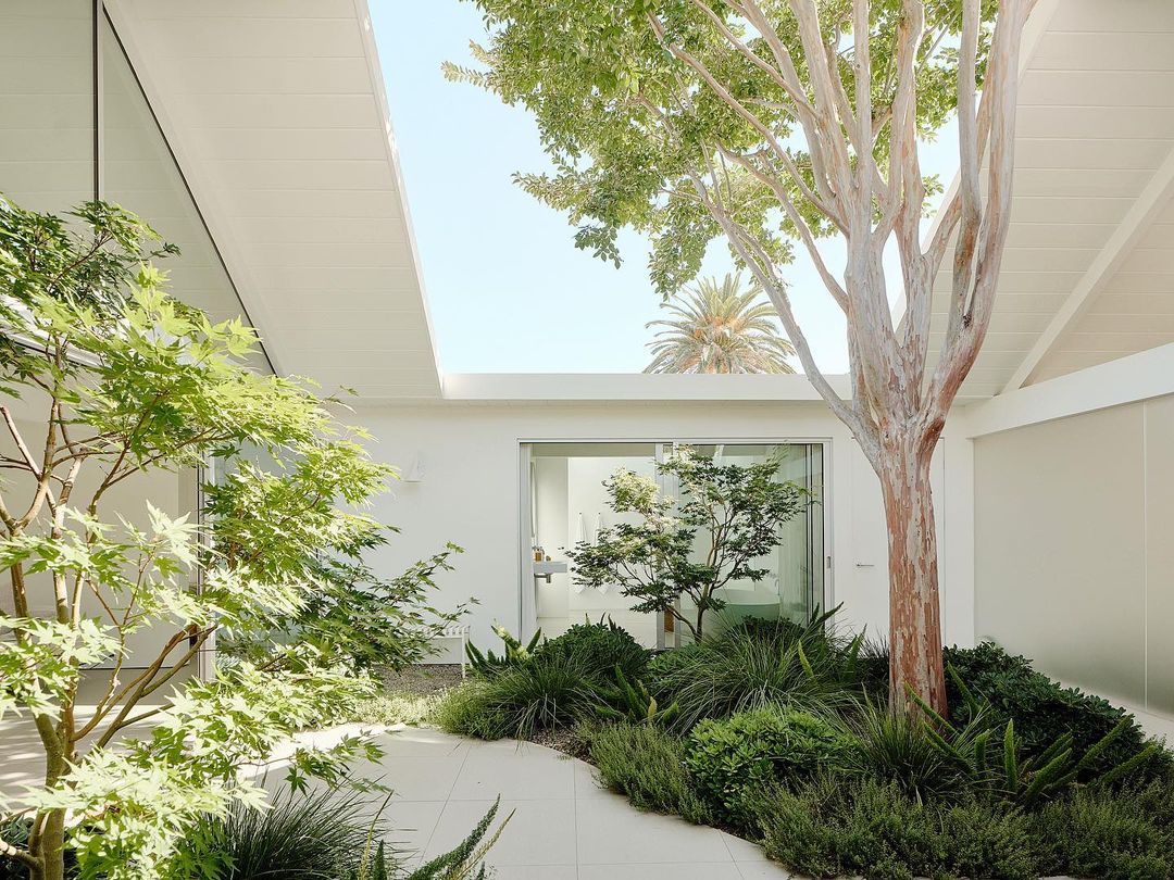 Kaliforniai ház buja belső kerti átriummal