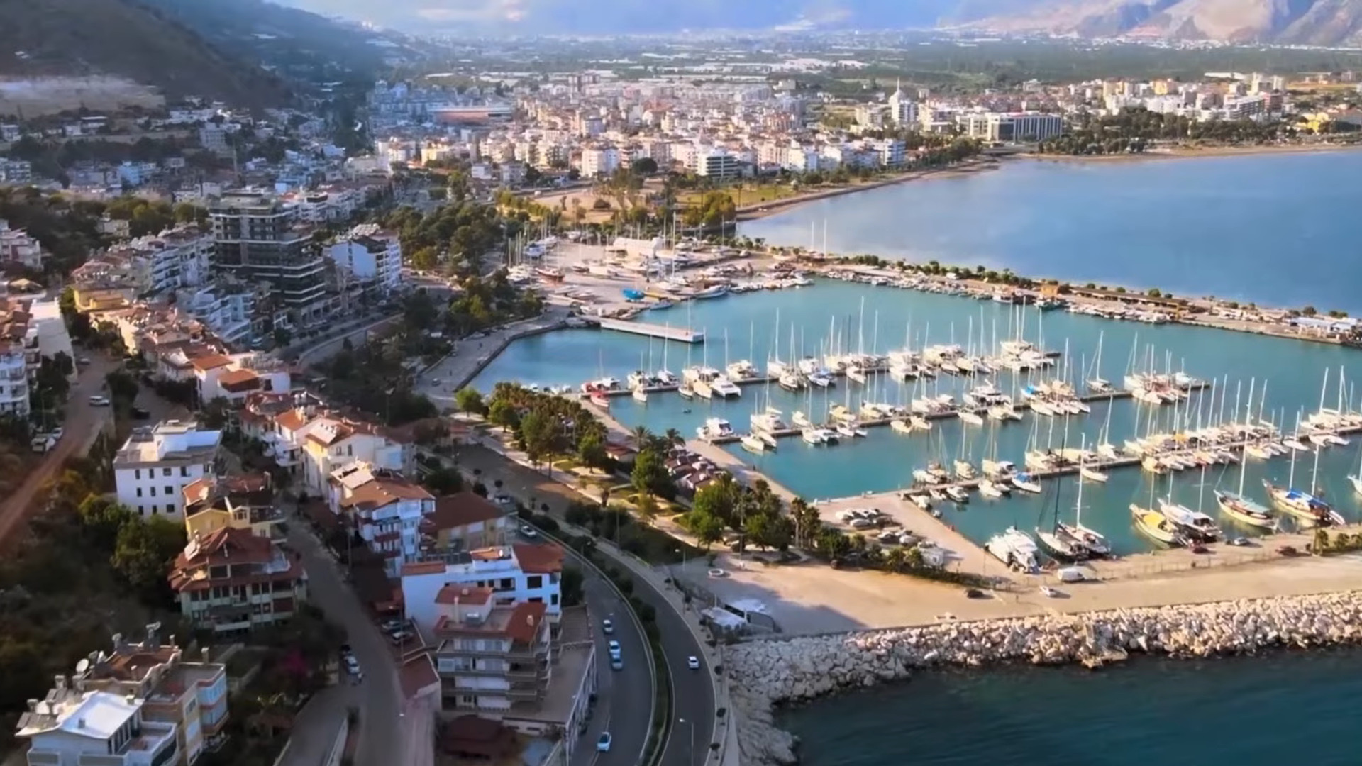 Antalya egy híres történelmi mediterrán tengerparti üdülőváros, Törökország déli partján