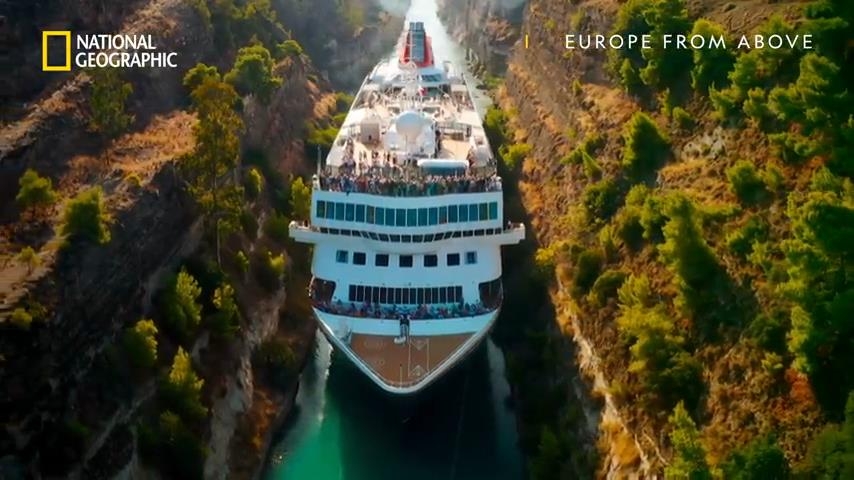A görögországban található korinthiai csatornán igazi élmény áthajózni
