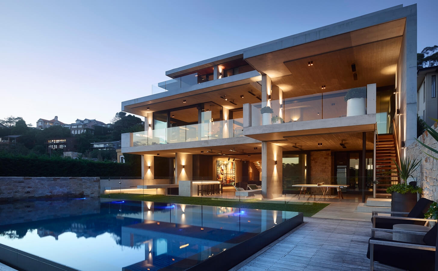 A Mosman házat a brazil modernista építészeti irányzat ihlette, melynek fő ismérve, hogy a legfontosabb építőanyag a beton
